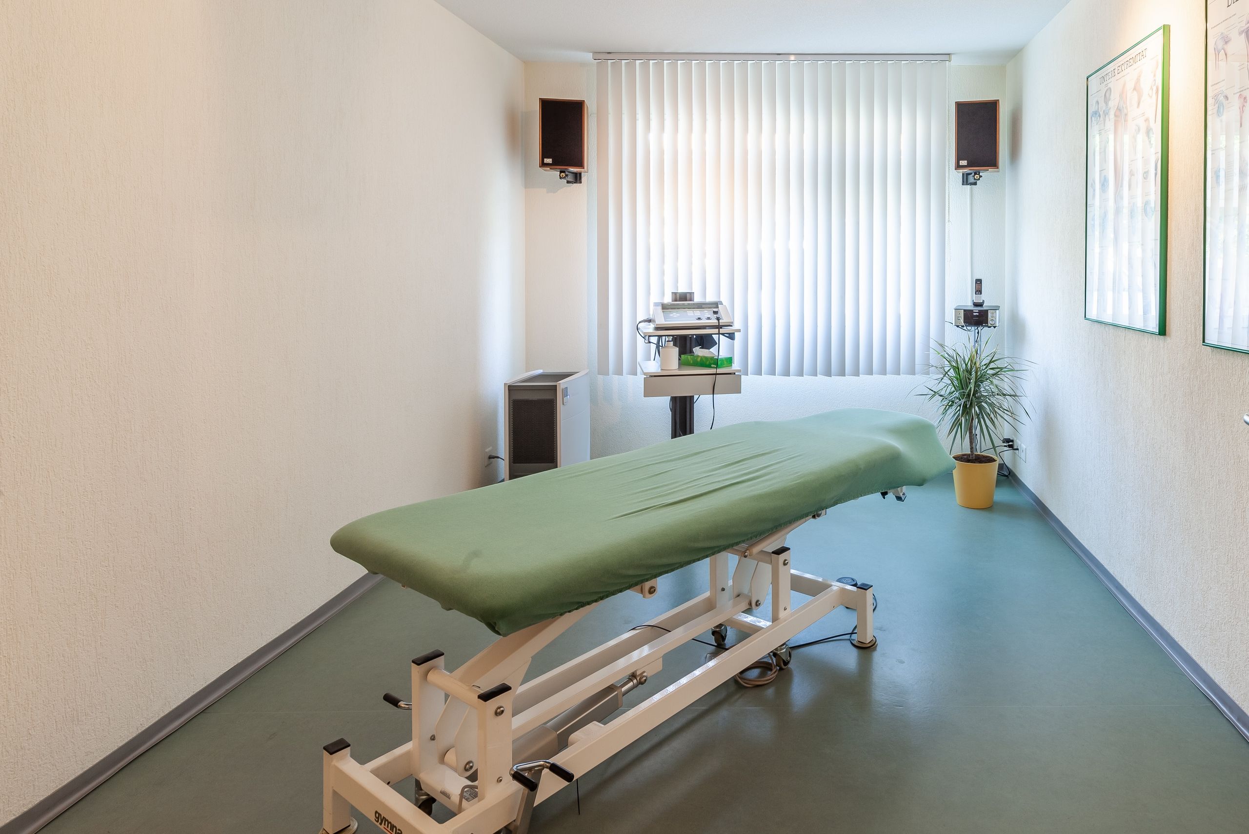 Behandlungsraum mit Therapieliege in der Praxis in Mellingen